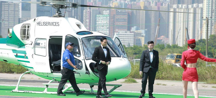 张智霖签新公司获直升机接送 空姐护驾